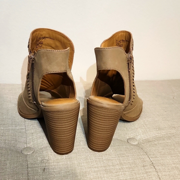 Tan/Light Brown Heeled Sling Back Sandals - Picture 4 of 4